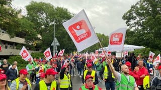 Vor dem Werksgelände der BASF in Ludwigshafen sind laut IGBCE 4.000 BASF-Mitarbeiter zu einer Protestkundgebung zusammengekommen.