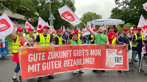 Protest bei der BASF in Ludwigshafen - sowohl die BASF-Mitarbeiter als auch die IG BCE sind vor Ort.