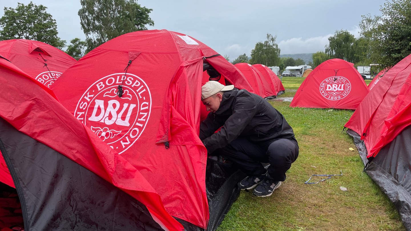 Das Dänen-Camp in Bad Dürkheim ist jetzt Geschichte. Die Fans der Dänischen Fußball-Nationalmannschaft sind abgereist, aber die Zelte bleiben. Sie werden an das Deutsche Rote Kreuz gespendet.