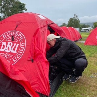 Das Dänen-Camp in Bad Dürkheim ist jetzt Geschichte. Die Fans der Dänischen Fußball-Nationalmannschaft sind abgereist, aber die Zelte bleiben. Sie werden an das Deutsche Rote Kreuz gespendet.