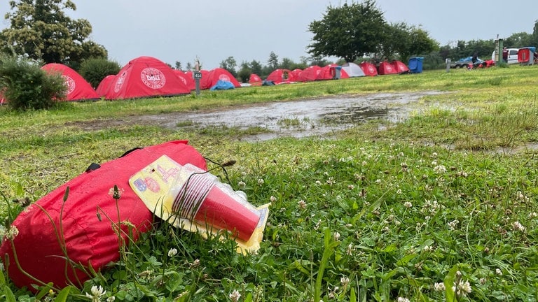 Dänische Fans im Aufbruch und die Zelte des Camps in Bad Dürkheim werden an das Deutsche Rote Kreuz gespendet.