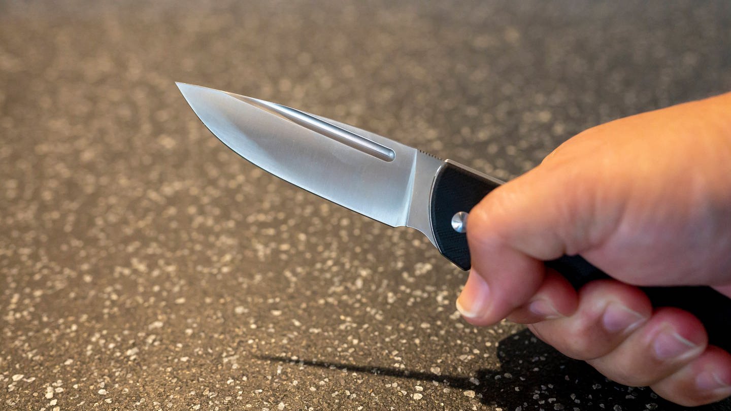 Ein 20-Jähriger soll in Zweibrücken versucht haben einen Mitbewohner mit einem Messer zu töten. (Foto: IMAGO / Ulrich Roth)