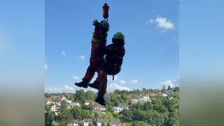 Höhenretter der Feuerwehr Kaiserslautern retten vermissten Mann in Bad Duerkheim aus Steilhang.
