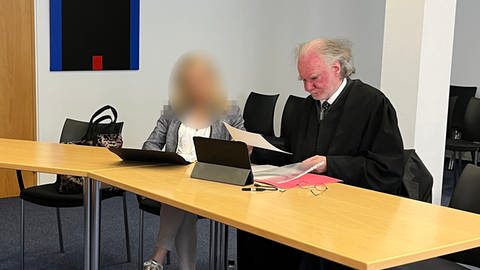 Lehrerin aus Landau verliert wegen rechtsextremer Äußerungen ihren Beamtenstatus. Das hat das Oberverwaltunsgericht Koblenz entschieden.