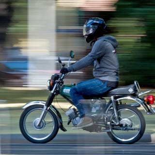 Ein Mopedfahrer hat bei Frankenthal offenbar einen Pkw gestreift und ist dann einfach weggerast.