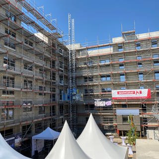 Privatinvestor baut Nobel-Studierendenwohnheim in Ludwigshafen, Richtfest jetzt, Eröffnung im März geplant.