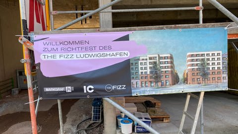 Privatinvestor baut Nobel-Studierendenwohnheim in Ludwigshafen, Richtfest jetzt, Eröffnung im März geplant.