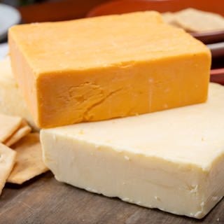 Das Oberverwaltungsgericht Koblenz hat die Entlassung eines Polizisten bestätigt, weil er 80 Kilo Cheddar-Käse geklaut hat. (Symbolbild)
