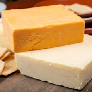 Das Oberverwaltungsgericht Koblenz hat die Entlassung eines Polizisten bestätigt, weil er 80 Kilo Cheddar-Käse gestohlen hat. (Symbolbild)