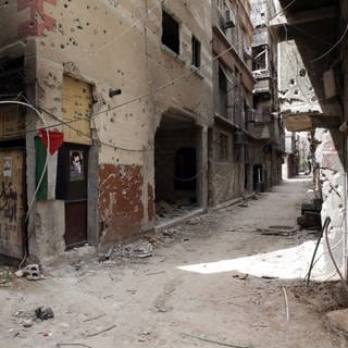 Eine zerstörte und verlassene Straße im palästinensischen Flüchtlings-Camp Al-Jarmuk im Süden von Damaskus im April 2015 