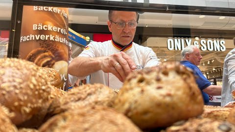 Brot- und Brötchenprüfung des Deutschen Brotinstituts in der Rheingalerie Ludwigshafen