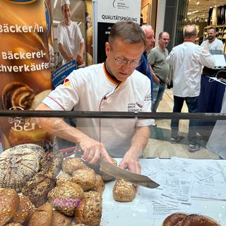 Brot- und Brötchenprüfung des Deutschen Brotinstituts in der Rheingalerie Ludwigshafen