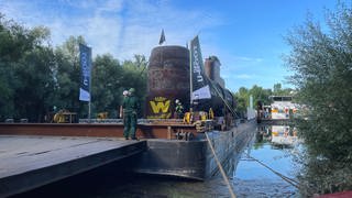Das aussortierte Marine-U-Boot U17 setzt seine Reise ins Museum nach Sinsheim fort: Vom Speyerer Naturhafen geht es erstmal in Richtung Mannheim.