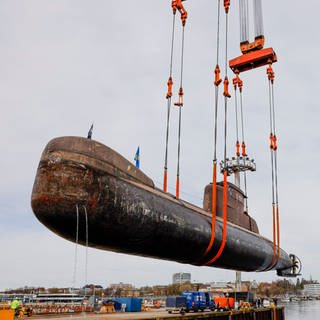 Das U-Boot U17 wird in Kiel auf der Werft von Thyssen Krupp Marine Systems aus dem Wasser gehoben und dann für die Reise bis nach Speyer, RLP, ins Technik Museum vorbereitet.