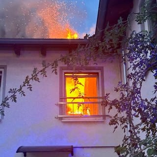 Im Zimmer eines Mehrfamilienhauses hat sich Feuer ausgebreitet.