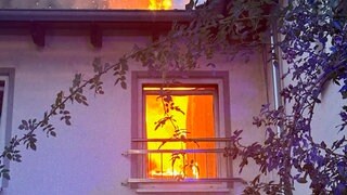 Im Zimmer eines Mehrfamilienhauses hat sich Feuer ausgebreitet.