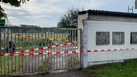 An der Pferderennbahn Haßloch hat es gebrannt. Eine Lagerhalle ist komplett zerstört worden und es ist Asbest ausgetreten.