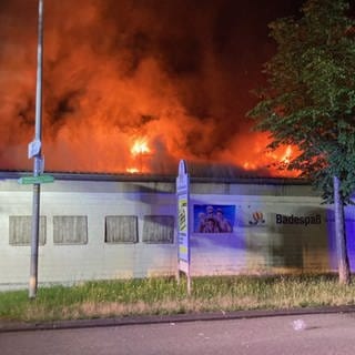 Brennendes Gebäude der Pferderennanlage in Haßloch