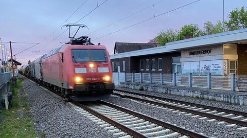 Während der Riedbahn-Sperrung in Südhessen werden Güterzüge über mehrere Strecken in Rheinland-Pfalz umgeleitet. Das teilte die Deutsche Bahn mit. Die meisten Güterzüge fahren nachts.