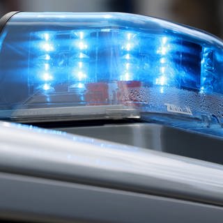 Einsatzfahrzeug der Polizei mit Blaulicht. 