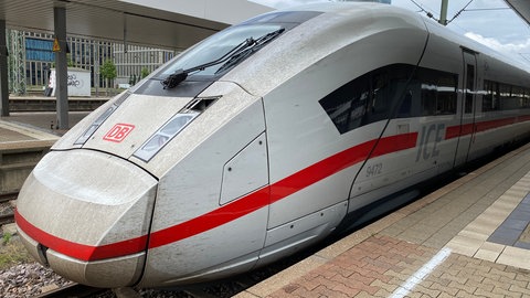 Ein ICE-4 der Deutschen Bahn steht abfahrbereit im Mannheimer Hauptbahnhof auf Gleis 3. Wegen der Riedbahn-Sperrung in Südhessen werden Pendler in der Pfalz mehr Zeit einplanen müssen.