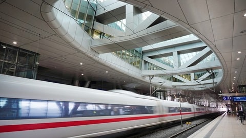 Während der Sperrung der Riedbahn in Südhessen fahren keine ICE-Züge mehr auf direktem Weg von Mannheim zum Frankfurter Flughafen. Das teilte die Deutsche Bahn mit. Der ICE-Bahnhof im Airport ist nur durch Umsteigen zu erreichen.