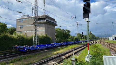 Gibt es weiter Personalmangel im Stellwerk Ludwigshafen? In den vergangenen Monaten sind deshalb viele Bahnen ausgefallen. Das Stellwerk steht südlich des Hauptbahnhofs Ludwigshafen an der Strecke Richtung Schifferstadt.