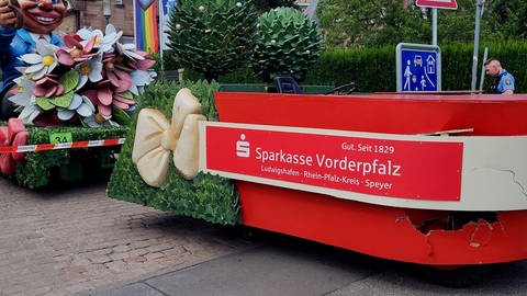Ein beschädigter Umzugswagen am Rande des Brezelfestes in Speyer (Quelle: SWR)
