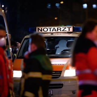 Notarzt nachts im einsatz Symbolbild für Rettungsdienste kommen in der Pfalz bei Herzstillstand oft nicht schnell genug