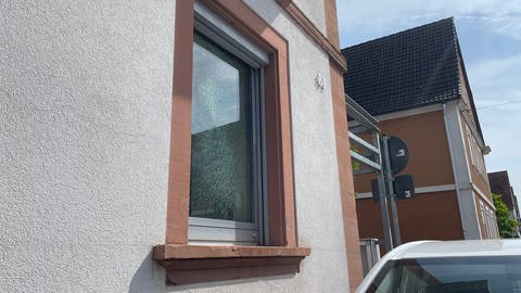 Der Knall im VR Bank-Gebäude war stark. Sogar das Fenster, das sich an der Straßeseite befand, ist gesprungen.