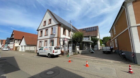 Die VR Bank Südpfalz-Filiale in Freckenfeld. Zu dem Zeitpunkt war noch alles abgesperrt.