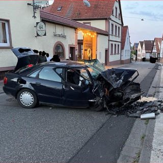 So sah es nach dem Unfall in Bad Bergzabern am Tatort aus. Der junge Mann, mit seinem Audi in eine Hauswand gekracht war, kam mit schweren Verletzungen in ein Krankenhaus.