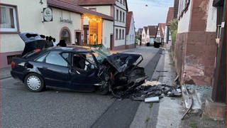 So sah es nach dem Unfall in Bad Bergzabern am Tatort aus. Der junge Mann, mit seinem Audi in eine Hauswand gekracht war, kam mit schweren Verletzungen in ein Krankenhaus.