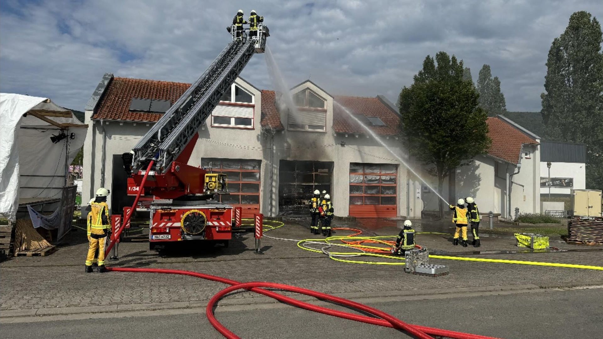 Feuerwehrauto löst Brand im Feuerwehrhaus in Neustadt aus