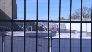 JVA-Frankenthal Gefängnishof mit Insassen, Symbolbild für Häftling Ende August wegen Stich gegen JVA-Beamten vor Gericht