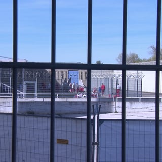 JVA-Frankenthal Gefängnishof mit Insassen, Symbolbild für Häftling Ende August wegen Stich gegen JVA-Beamten vor Gericht