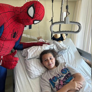 Spiderman besucht verletztes Mädchen vom Brezelfest in Speyer