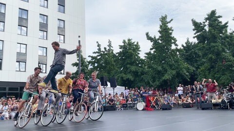 "La Bande à Tyrex" eröffnet das Straßentheaterfestival 2024 in Ludwigshafen