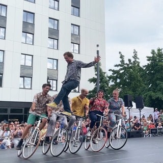 "La Bande à Tyrex" eröffnet das Straßentheaterfestival 2024 in Ludwigshafen