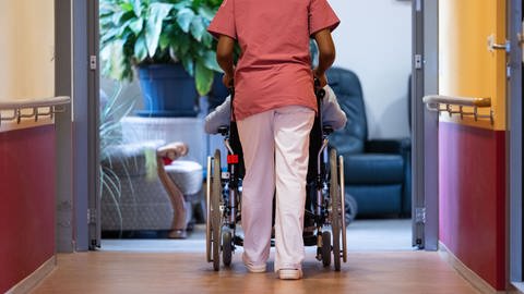 Viele Stellen für Altenpfleger und Altenpflegerinnen bleiben derzeit unbesetzt (Quelle: dpa)