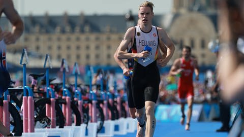 Olympia 2024 in Paris: Der in Neustadt an der Weinstraße geborene Tim Hellwig rennt beim Triathlon der Männer nach dem Schwimmen zu seinem Fahrrad