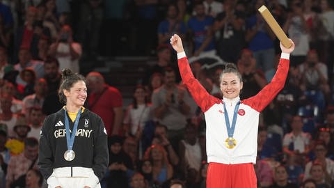 Die kroatische Judoka Barbara Matic (rechts im Bild) vom JSV Speyer feiert mit der Zweitplatzierten Miriam Butkereit (links im Bild) ihren Sieg