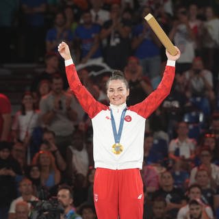 Die kroatische Judoka Barbara Matic (rechts im Bild) vom JSV Speyer feiert mit der Zweitplatzierten Miriam Butkereit (links im Bild) ihren Sieg