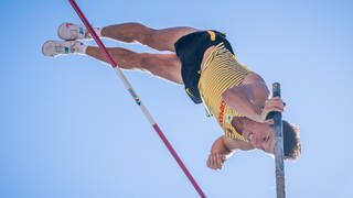 Der Pfälzer Sportler Oleg Zernikel aus Landau beim Stabhochsprung