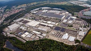 Das Lkw-Werk der Daimler AG in Wörth (Quelle: dpa). Der Lkw-Hersteller führt ab September Kurzarbeit ein.