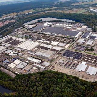 Das Lkw-Werk der Daimler AG in Wörth (Quelle: dpa). Der Lkw-Hersteller führt ab September Kurzarbeit ein.