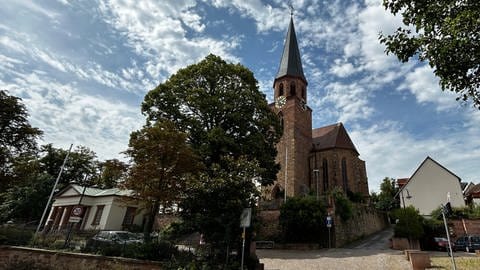 Katholische Kirche in Herxheim bei Landau, in die auch Ameisen eingedrungen sind