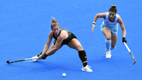 Sonja Zimmermann (links im Bild) kämpft mit den Hockeydamen bei den Olympischen Spielen in Paris um eine Medaille (Archivbild)