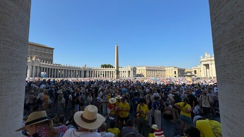 Gleich kommt der Papst: Diesen Blick hatten die Messdiener auf den vollen Petersplatz im Vatikan