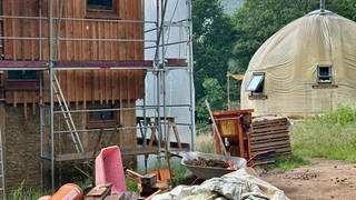 Deutsch-französische Freundschaft: Bei Weißenburg baut der Internationale Bauorden ein Strohballenhaus.